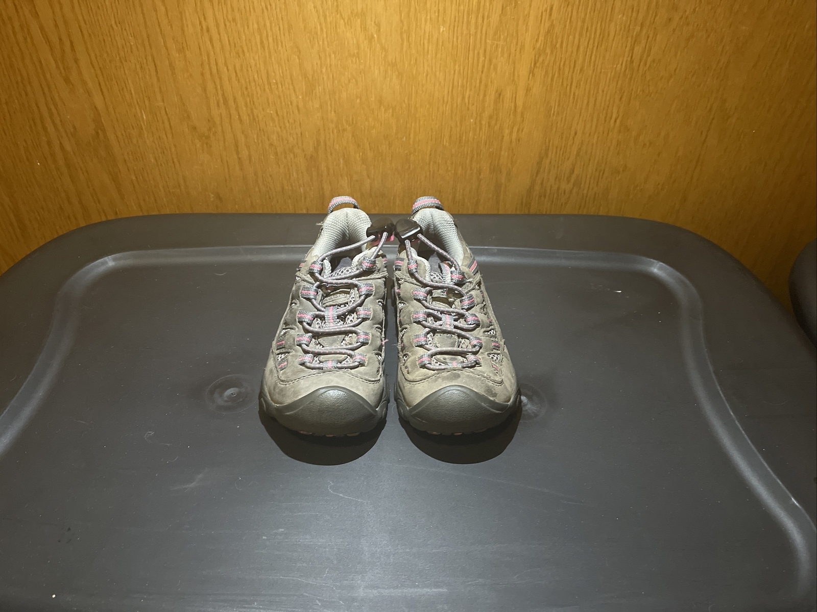 Marchio KEEN. Scarpe da trekking grigie da ragazza con accenti rosa e lacci bungee. US 10.