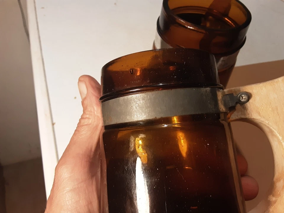 2 BELLISSIMI VECCHI BOCCALI DA BIRRA IN VETRO SOFFIATO COLOR OCRA MANICO LEGNO A - Immagine 3 di 4