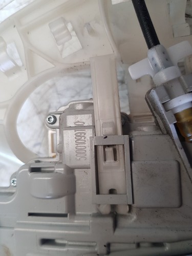 MECANISMO DE BLOQUEO PUERTA TRASERA PORSCHE CAYENNE 2010-2017 LADO IZQUIERDO TRASERO N/S/R 8K083901 - Imagen 7 de 9