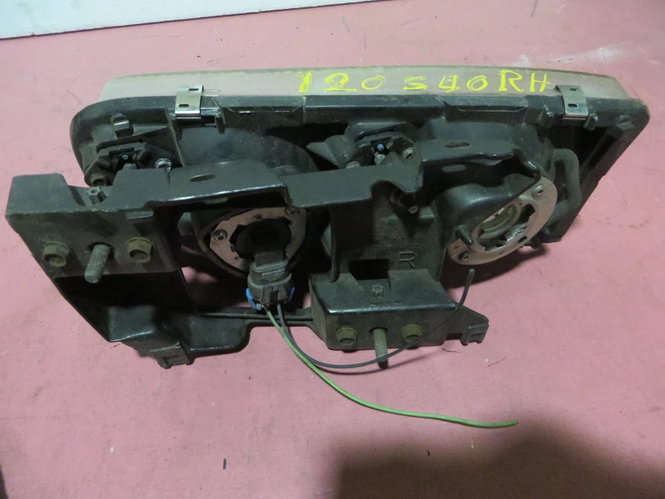 FARO DERECHO OLDSMOBILE NOVENTA Y OCHO 94-96 OCHENTA Y OCHO 94-95 REGENCIA 97-98 Foto 2 de 4