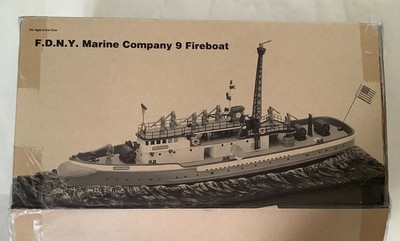 CODE 3 COLLECTIBLES 1:136 FDNY MARINE COMPANY 9 THE FIREFIGHTER FEUERWEHRBOOT 13200