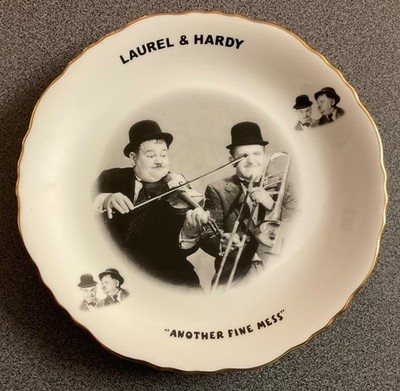 LORBEER & WINTERHART,SCHÖNER ''ANOTHER FINE MESS'' SZENE KERAMIKTELLER.19 cm,307 Gramm