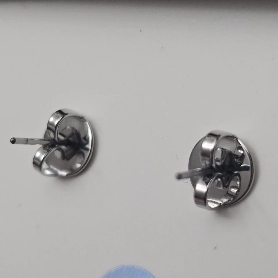 Novo! Brincos de cristal preto e prata Tory com bolsa para joias - Imagem 2 de 3