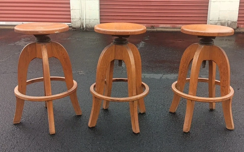 TABURETE DE GUITARRA DE MADERA DE ROBLE DORADO DE COLECCIÓN TAPA GIRATORIA/ANILLO PARA PIES DISEÑADO POR ARQUITECTO Foto 2 de 4