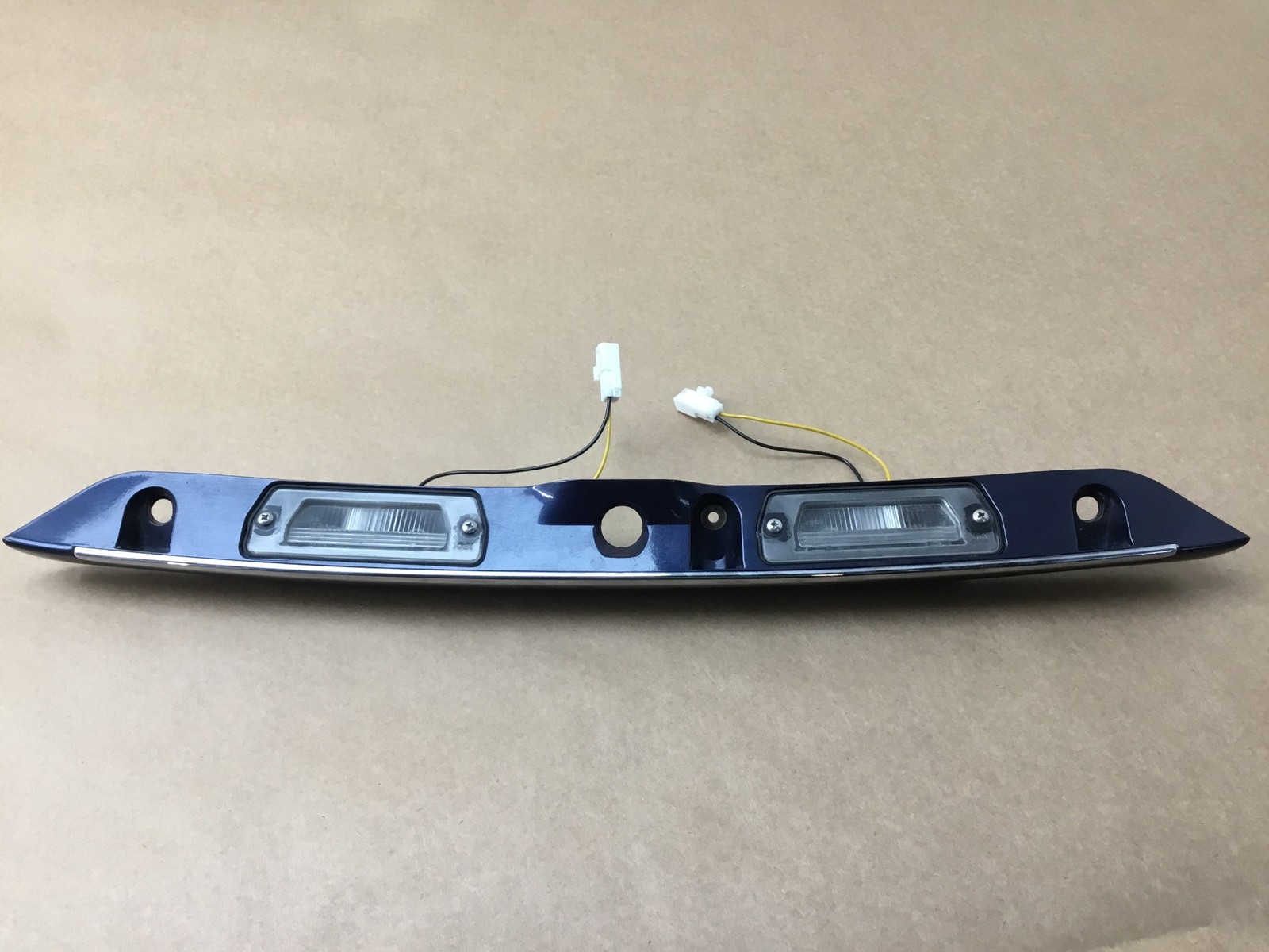 Maserati Coupe GT 2003 Rear Trunk Molding Panel License Light Lamp 02-06 ;:Y