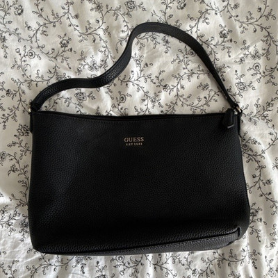 GUESS Damen Schultertasche Schwarz Kunstleder Logo Reißverschluss Gold