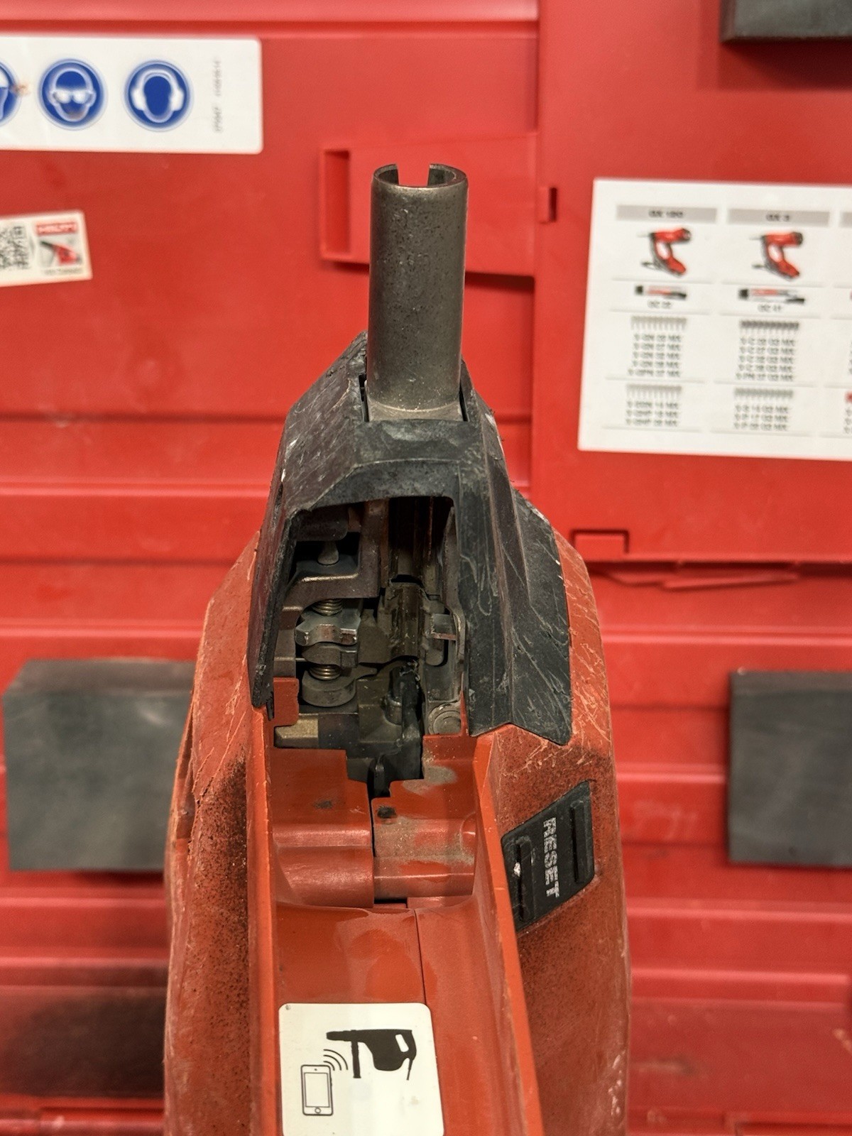 HILTI GX-3 Gas-Actuated Fastening Tool Nailer Nail Gun w Case. UNTESTED