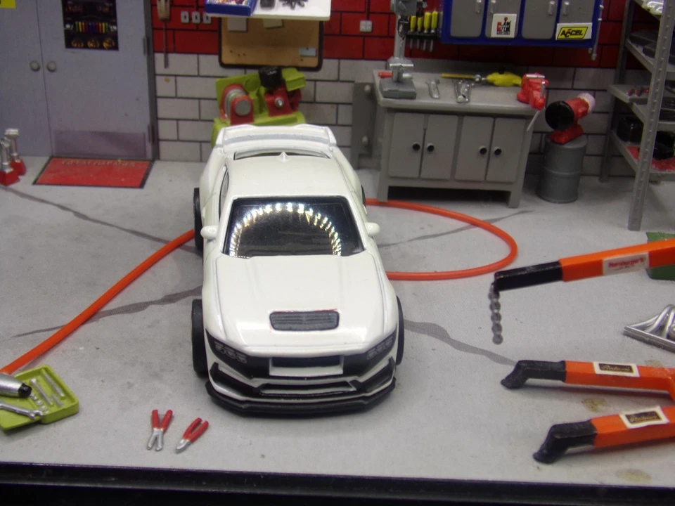 FORD MUSTANG DARKHORSE HOT WHEELS CON PILOTOS REALES Foto 2 de 4