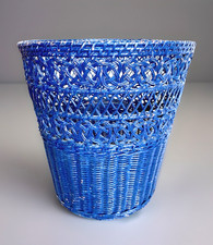 Cesta de basura/residuos de mimbre pintada azul en mal estado vintage