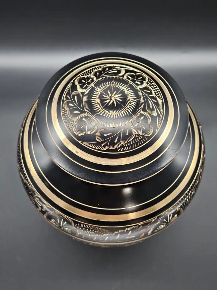 Jarrón contenedor decorativo de latón macizo negro ornamentado grabado a mano HERMOSO Foto 3 de 4