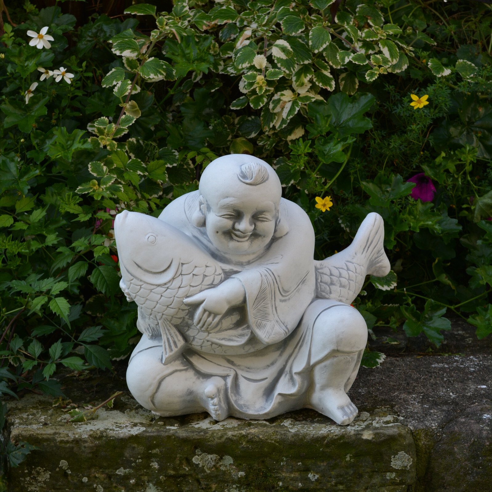 Massive Steinfigur lustiger Mönch Buddha mit Koi Fisch Mönch Steinguss frostfest