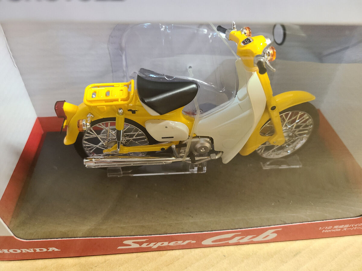 Aoshima 1/12 Honda Super Cub 50 Yellow Diecast Motorcycle Aoshima 1/12 Honda Super Cub 50 Yellow Diecast Motorcycle