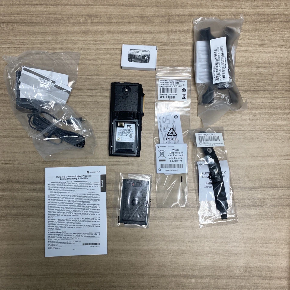 Motorola SL300 UHF 403-470 Mhz 99 Channel Display Radio Black AAH88QCP9JA2AN - Image 3 of 3