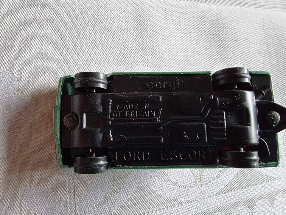 Corgi Ford Escort metallic green - Bild 4 von 4