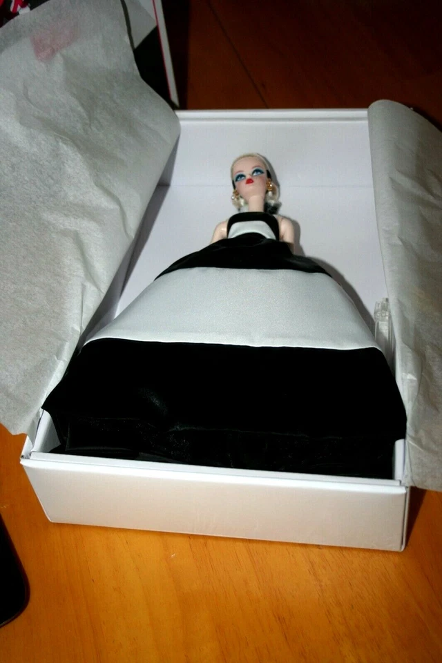 Barbie Signature Silkstone Moda Modelo Colección Blanco y Negro Muñeca Forever  Foto 4 de 4