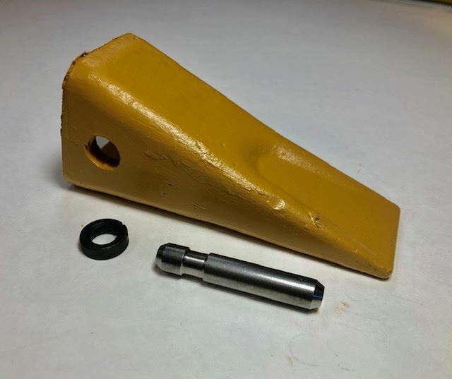 Set of (5) Premium Quality CAT 1U3202 Long Bucket Teeth w/Pins & Clips