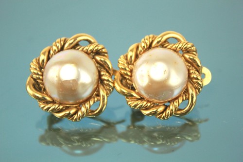 CHANEL Pearl Gold-Tone Clip on Round Earrings Women's Accessories Vintage Used - Picture 14 of 15