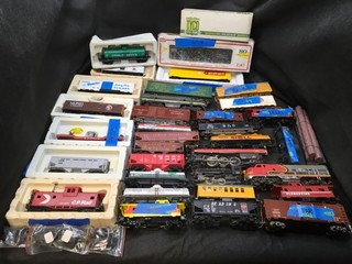 VTG Lot of HO Scale Assorted Engines Boxcar Trains FOR PARTS OR REPAIR