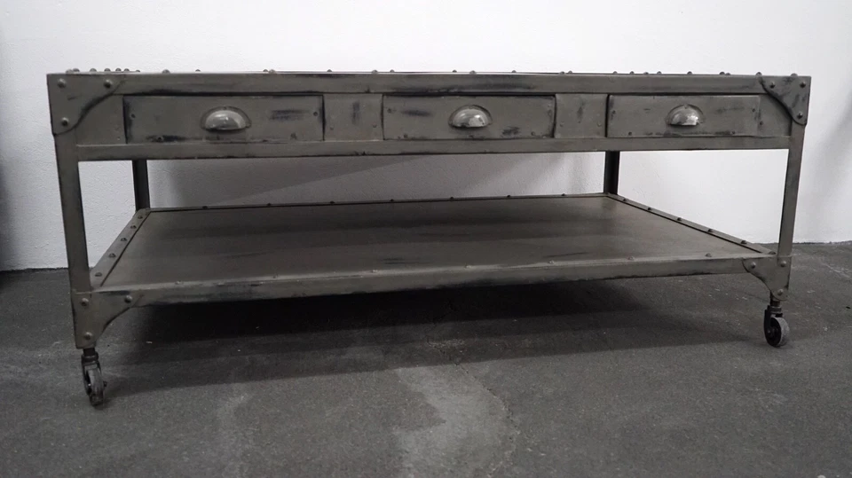 Industrial Sideboard aus Metall auf Rollen - New Vintage