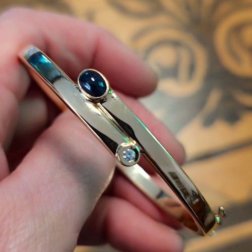 Vintage Armreif „Duett“ aus 585er Gelbgold mit Saphir & Diamant – 1980er Jahre - Bild 2 von 6