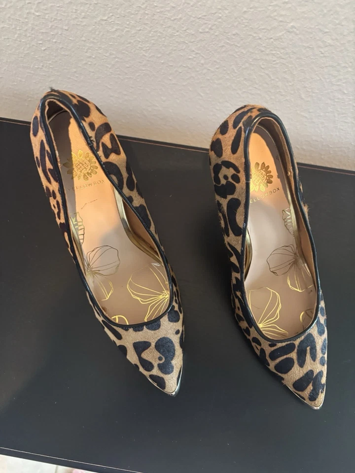 Tacones altos con estampado de guepardo de caja amarilla Foto 4 de 4