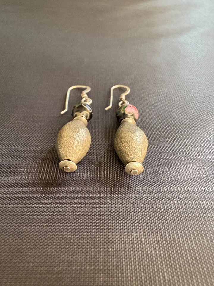 Pendientes de plata vintage fusiformes cepillados cuentas de plata y bolas de flores esmaltadas Foto 3 de 4