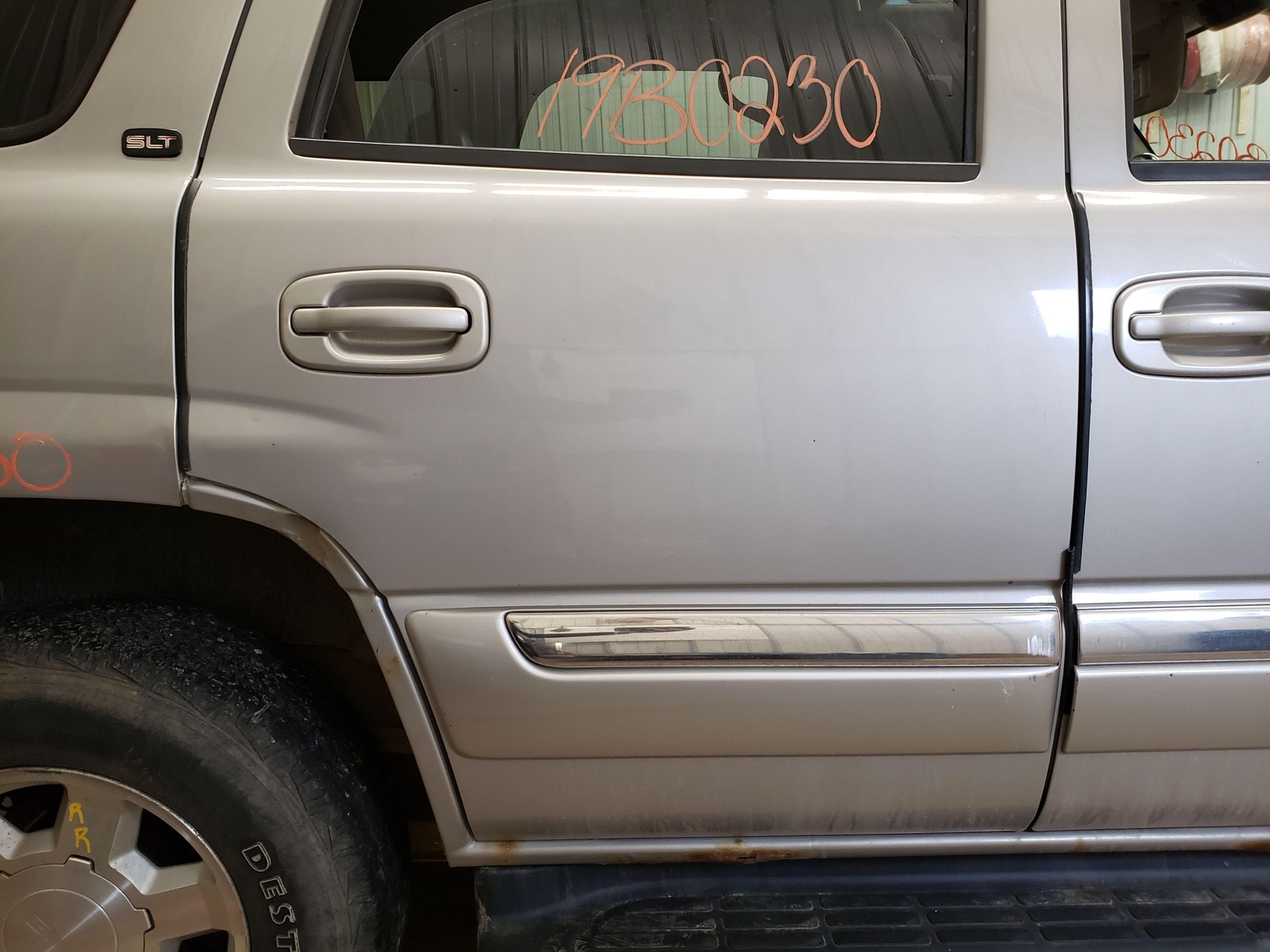 00-06-gmc-yukon-passenger-right-rear-side-door-assy-silver-birch-paint