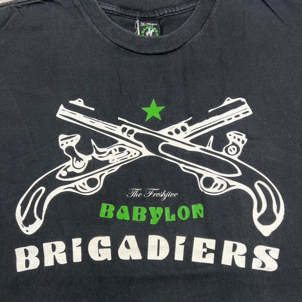 Camisa Freshjive De Colección Para Hombre Talla Grande Negra Desteñida Gráfico de Brigadiers de Babilonia Foto 2 de 4