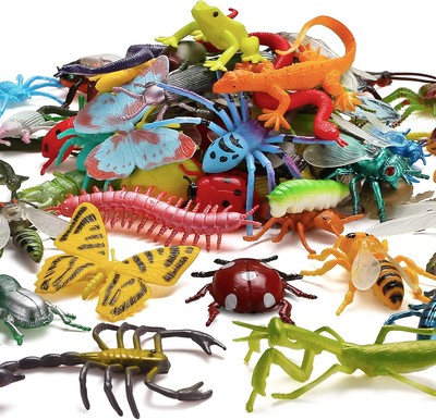 73 Pack Plastic Mini Bugs Set, Realistic Insects for Kids, Halloween Party Fille