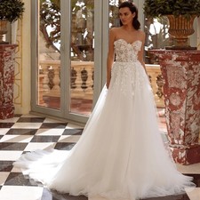 Exquisite Strapless Flowers Vintage Wedding Dress Appliques Beaded Bridal Gown