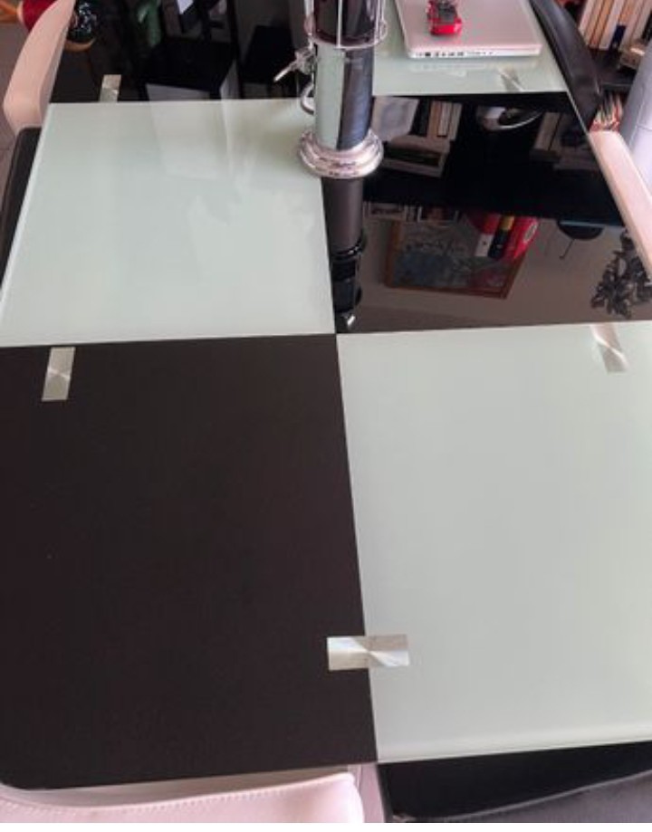 Table design en verre damier et ses 6 fauteuils noirs et blancs pour salle à manger