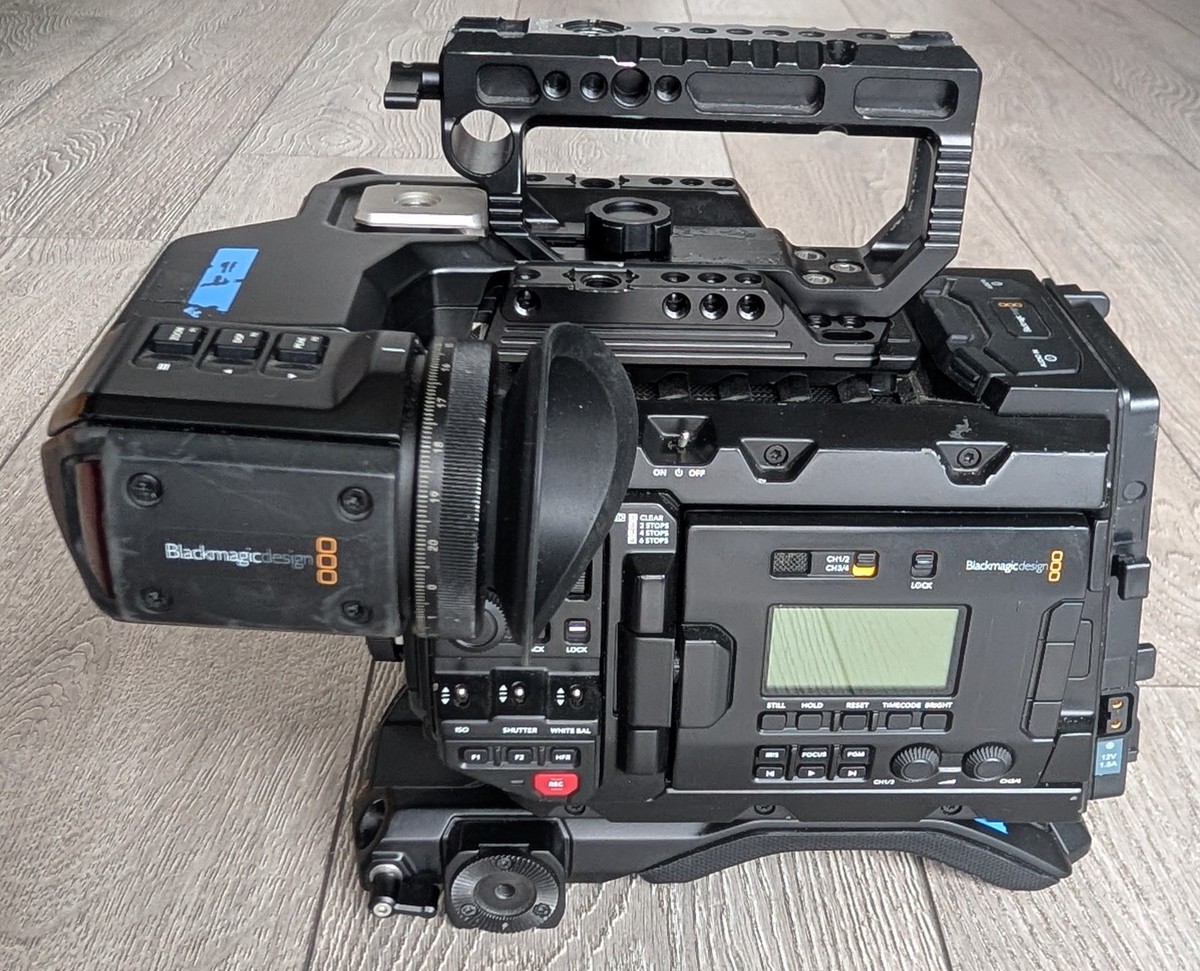 Blackmagic URSA Mini Pro 4.6k G1 + Viewfinder + VCT Shoulder Mount