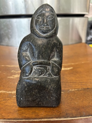Vintage Inuit Specksteinschnitzerei Skulptur Eskimo und Fisch 5,1 Zoll groß 1982 signiert - Bild 5 von 7