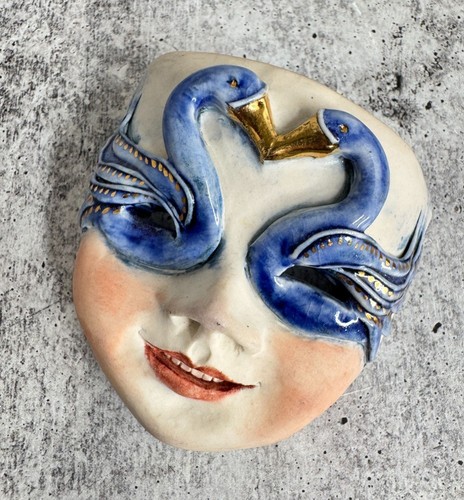 Catherine Ryan 1981 Ceramic Swan Decorated Mask - 第 2/7 張圖片