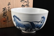 K318: Japanese Kiyomizu-ware Blue&White Horse TEA BOWL Tosyo made w/signed box