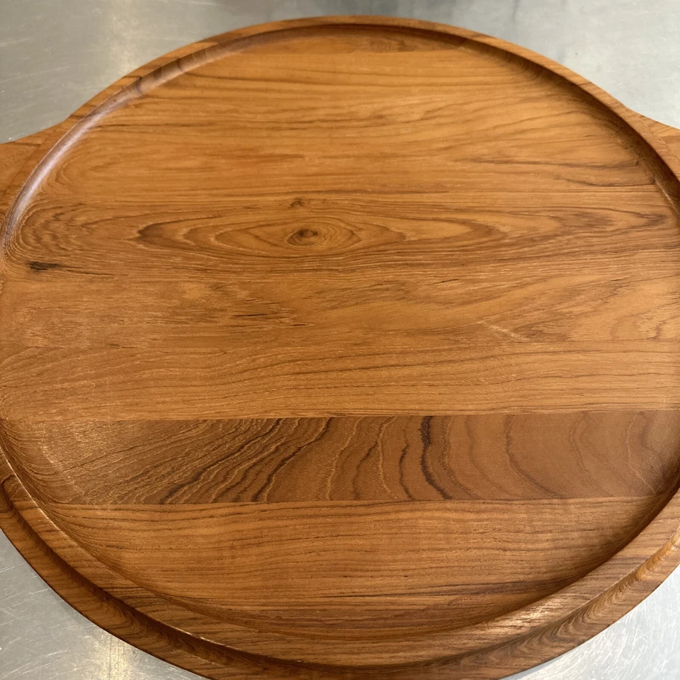 Bandeja para servir de madera de teca moderna danesa Dansk de la década de 1960 con asas de Jens Quistgaard Foto 2 de 4