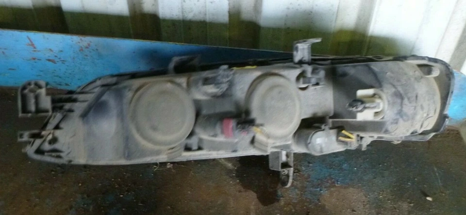 Holden Vectra JS 8/99-02 Right Headlight (A) - image 2 of 2