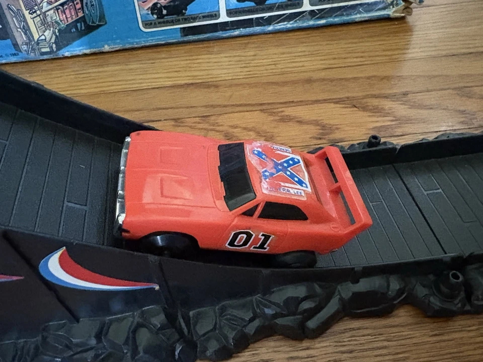 The Dukes of Hazzard Speed Jumper Stunt Set 1982 Knickerbocker In Box 95% Comple - Image 3 of 4