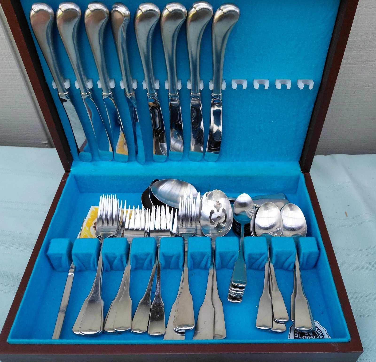 ONEIDA STAINLESS AMERICAN COLONIAL SILVERWARE (48) PIECE W VELVET LINE BOX
Opens in a new window or