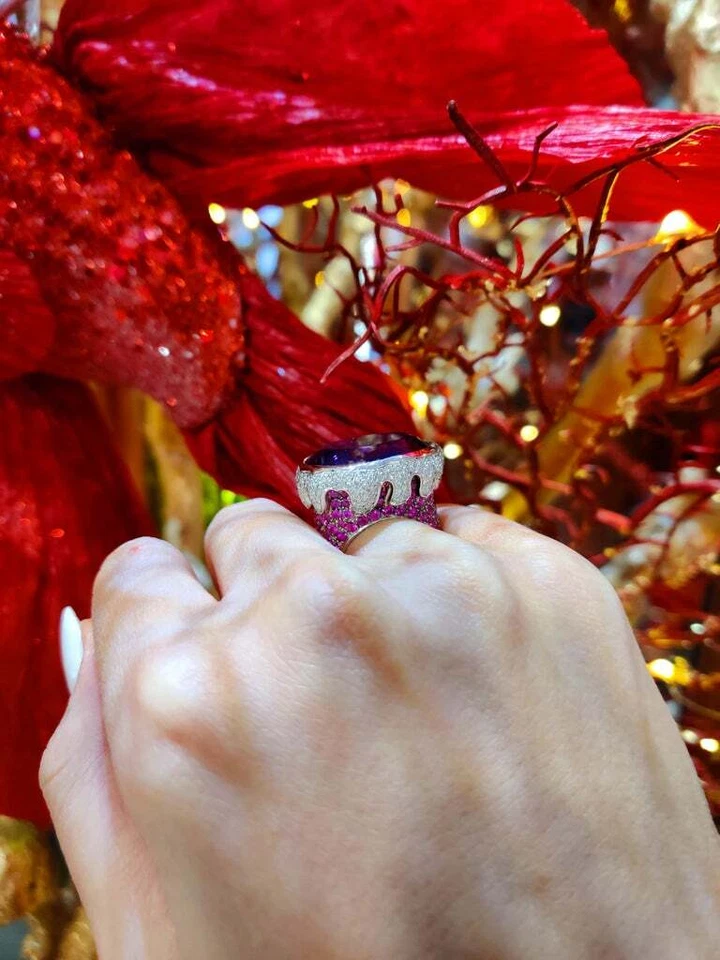 Lujoso anillo único de amatista púrpura rica de 26,85 quilates con zafiro rosa y blanco Foto 3 de 4