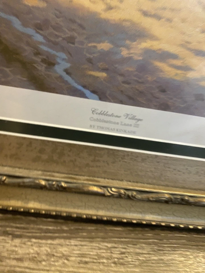 "Cobblestone Village" es una pintura de Thomas Kinkade/34 pulgadas de ancho x 28 pulgadas de alto Foto 3 de 3