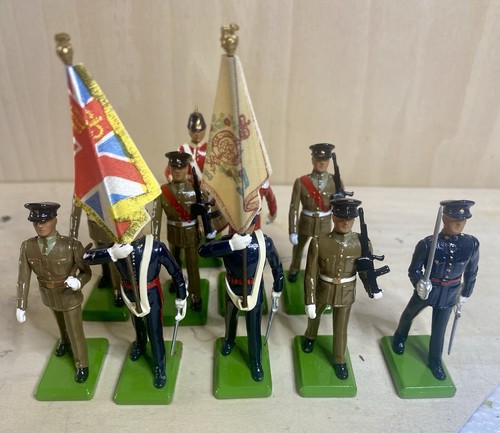 Britains Toy Soldiers — The 22nd Cheshire Regiment. - Picture 3 of 4