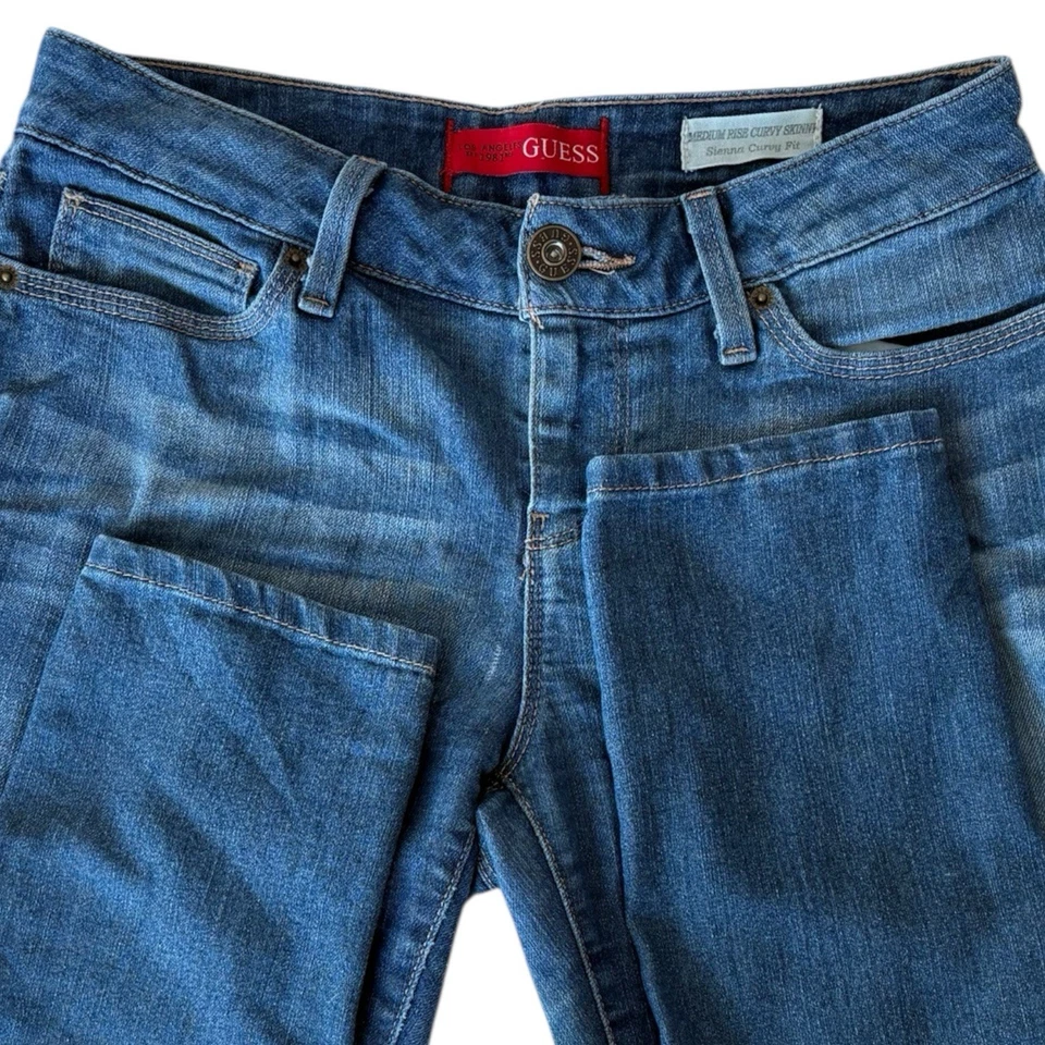 Vaqueros vintage GUESS talla 28 cuentan con un estilo clásico, ajustado Foto 2 de 4