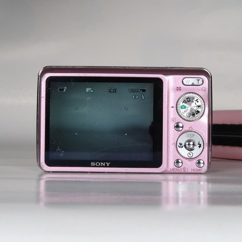 Sony Cybershot DSC-W210 12.1MP Digital Camera Pink, Case, SD Card - Very Good - Photo 12 sur 17