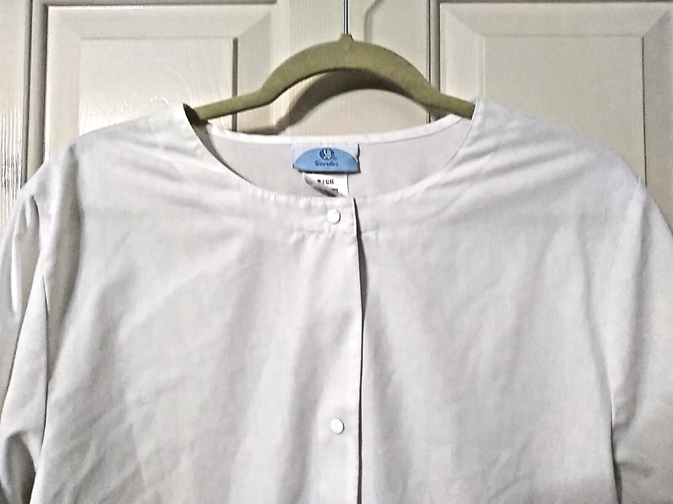 SB Scrubs Unisex BLANCO MANGA LARGA TALLA S Chaqueta a Presión 2 BOLSILLOS Foto 2 de 4