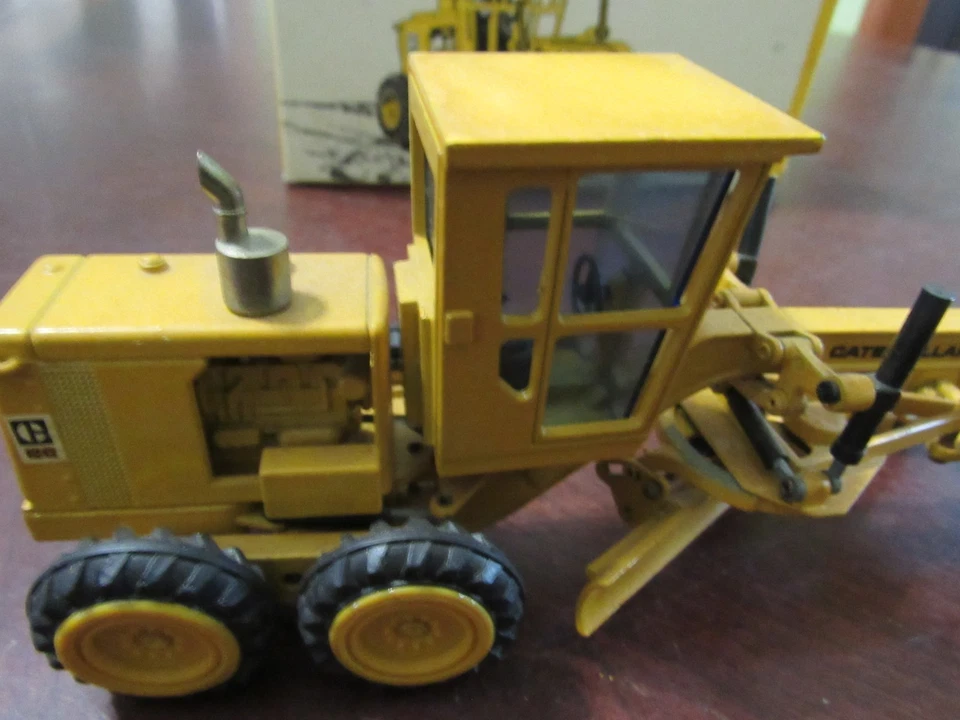 NZG 1/50 SCALE CAT MOTORGRADER MODEL 12G - MIB - EXCELLENT - Image 3 of 4