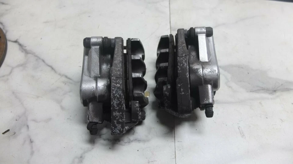 08 Pinzas de freno delanteras Suzuki VLR1800 VLR 1800 C109R Boulevard Foto 4 de 4