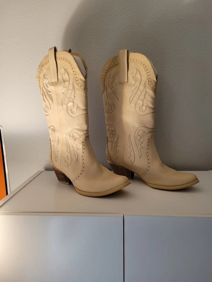 Very Volitale 米色女式 Raspy 靴子 10 码全新带盒不完美见图片 — 第 2/4 张图片