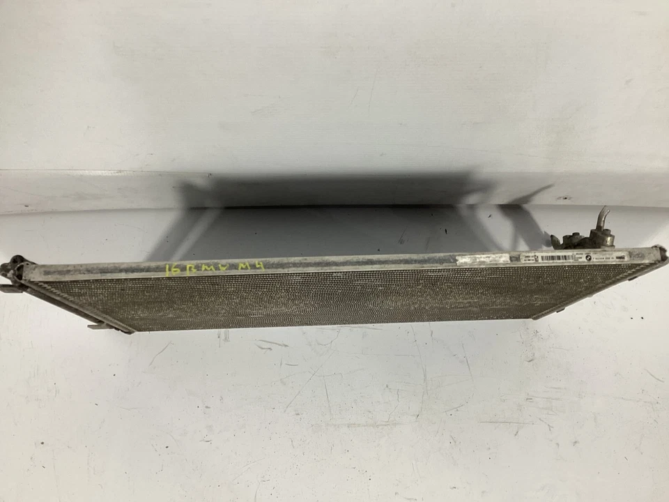BMW M4 2014-2016 híbrido refrigeración por agua radiador aire acondicionado condensador enfriador 6804722 OEM. Foto 3 de 4