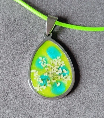 Real Pressed Flower Resin Pendant Necklace – Handmade Unique Gift for Her